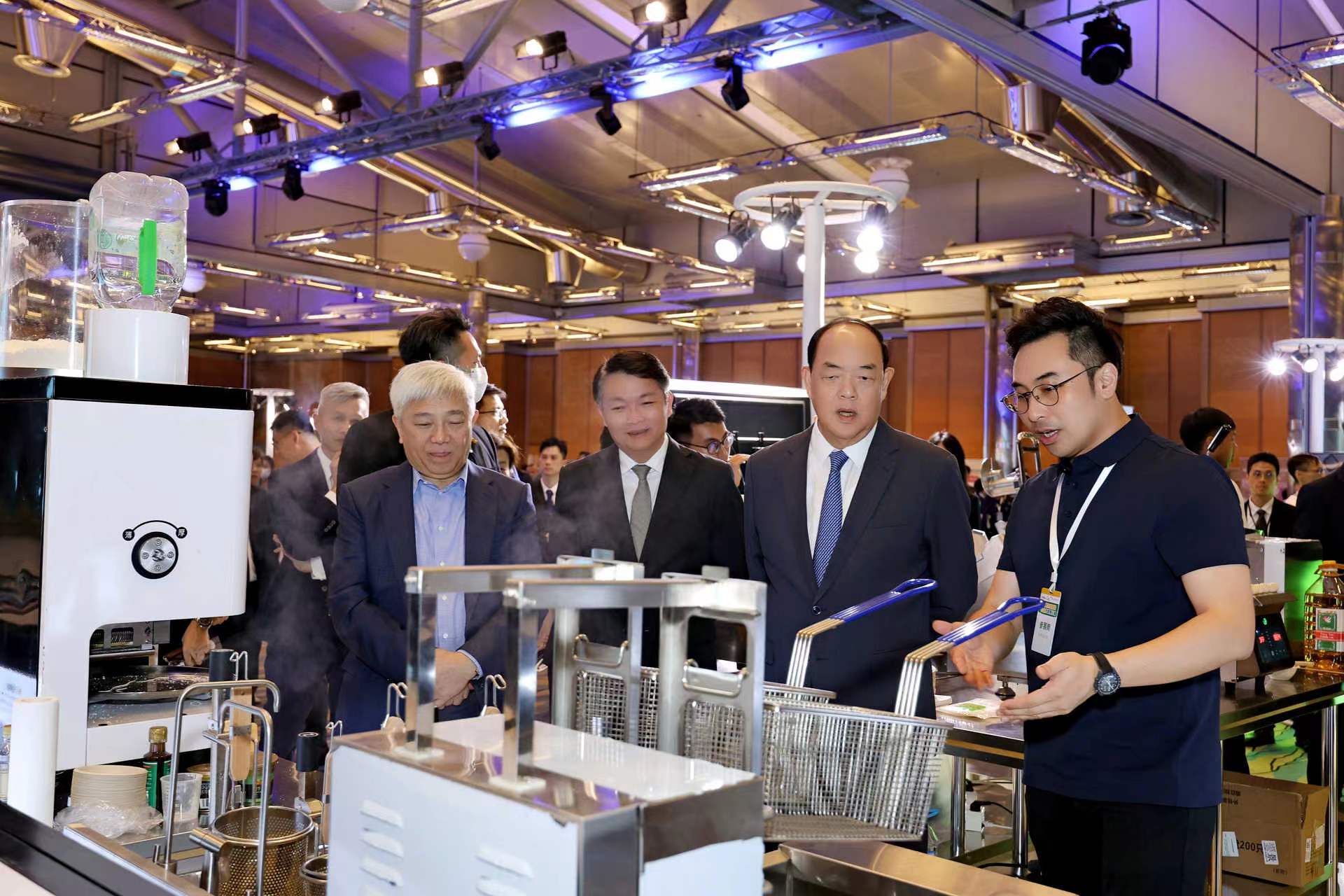 麦大厨受邀参加澳门餐饮业智能升级方案展示会，备受特区领导关注